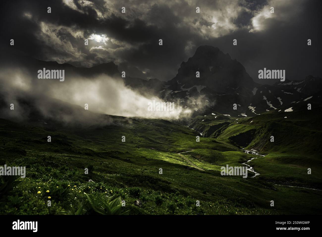 Gipfel im Morgenlicht und alpine Landschaft mit dramatischen Wolken, Lech, Lechquellengebirge, Vorarlberg, Österreich, Europa Stockfoto