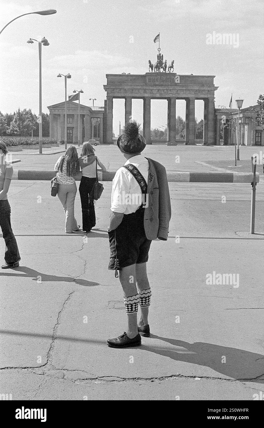 09.06.1970, DDR, Ost-Berlin, Szene vor dem Brandenburger Tor, Mann in traditioneller Tracht mit Blick auf West-Berlin Ost-Berli Stockfoto