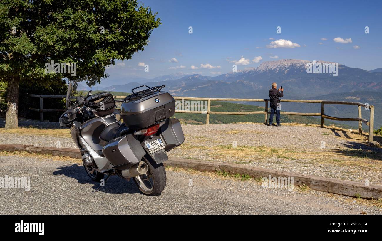 Serra del Cadí von der Straße aus gesehen, die zum Bergpass Port del Cantó führt (Lleida, Katalonien, Spanien, Pyrenäen) Stockfoto