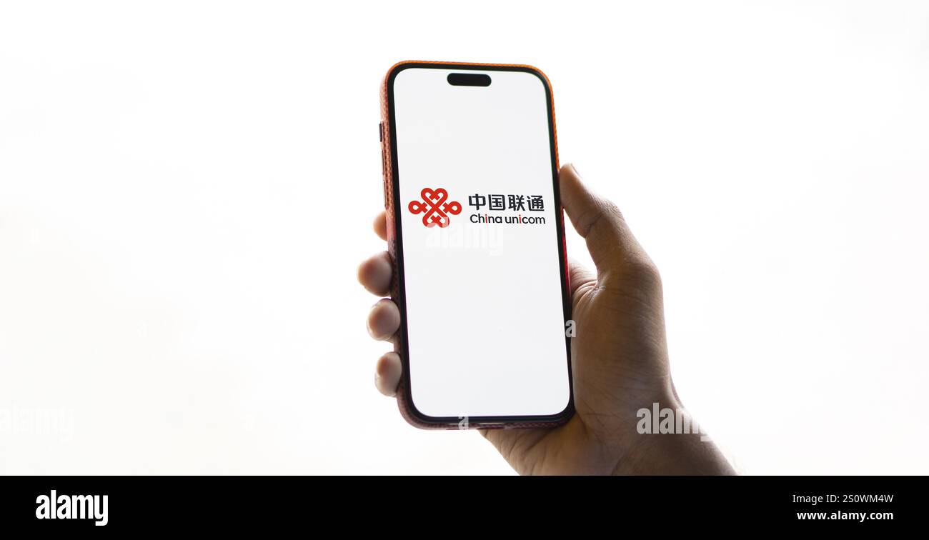 Das china unicom Logo wird auf dem Smartphone angezeigt. Die China United Network Communications Group ist ein chinesisches staatliches Telekommunikationsunternehmen. Stockfoto