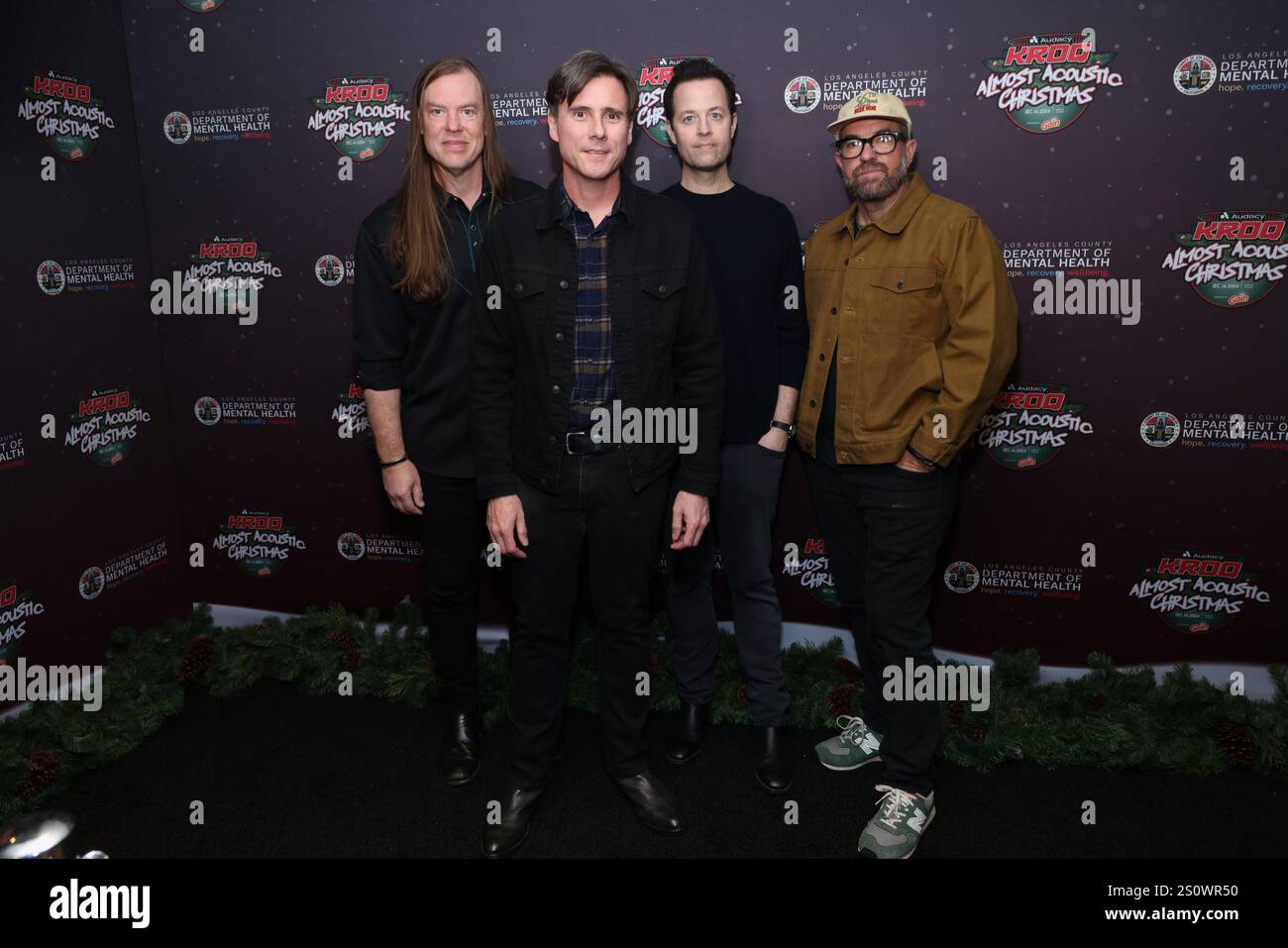 Jimmy Eat World – Rick Burch, Jim Adkins, Tom Linton und Zach Lind nehmen an der 33. Jährlichen KROQ fast Acoustic Christmas 2024 im Kia Forum auf de Teil Stockfoto