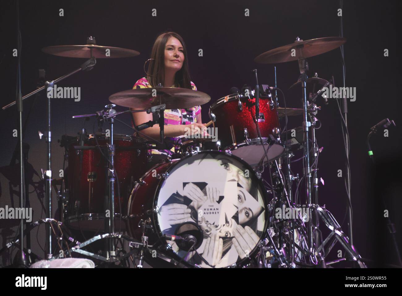 Audrey Tait von Franz Ferdinand tritt auf der Bühne während des 33. Jährlichen KROQ fast Acoustic Christmas 2024 im Kia Forum am 14. Dezember 2024 in in auf Stockfoto