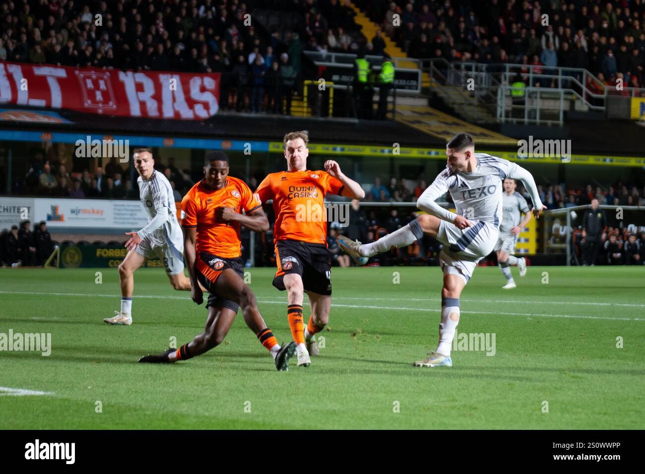 Dundee, Schottland. 31. Dezember 2024. Emmanuel Adegboyega und Kevin Holt versuchen, einen Schuss gegen Ester Sokler während des schottischen Premiership-Spiels zwischen Dundee United und Aberdeen im Tannadice Park zu blockieren. Stockfoto