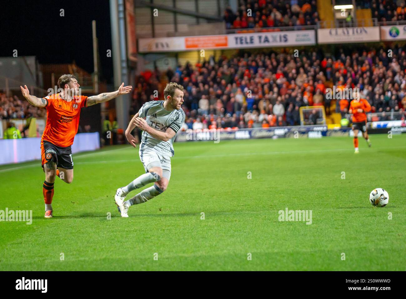 Dundee, Schottland. 31. Dezember 2024. Nicky Devlin von Aberdeen bricht während des schottischen Premiership-Spiels zwischen Dundee United und Aberdeen im Tannadice Park von Verteidiger will Ferry ab. Stockfoto