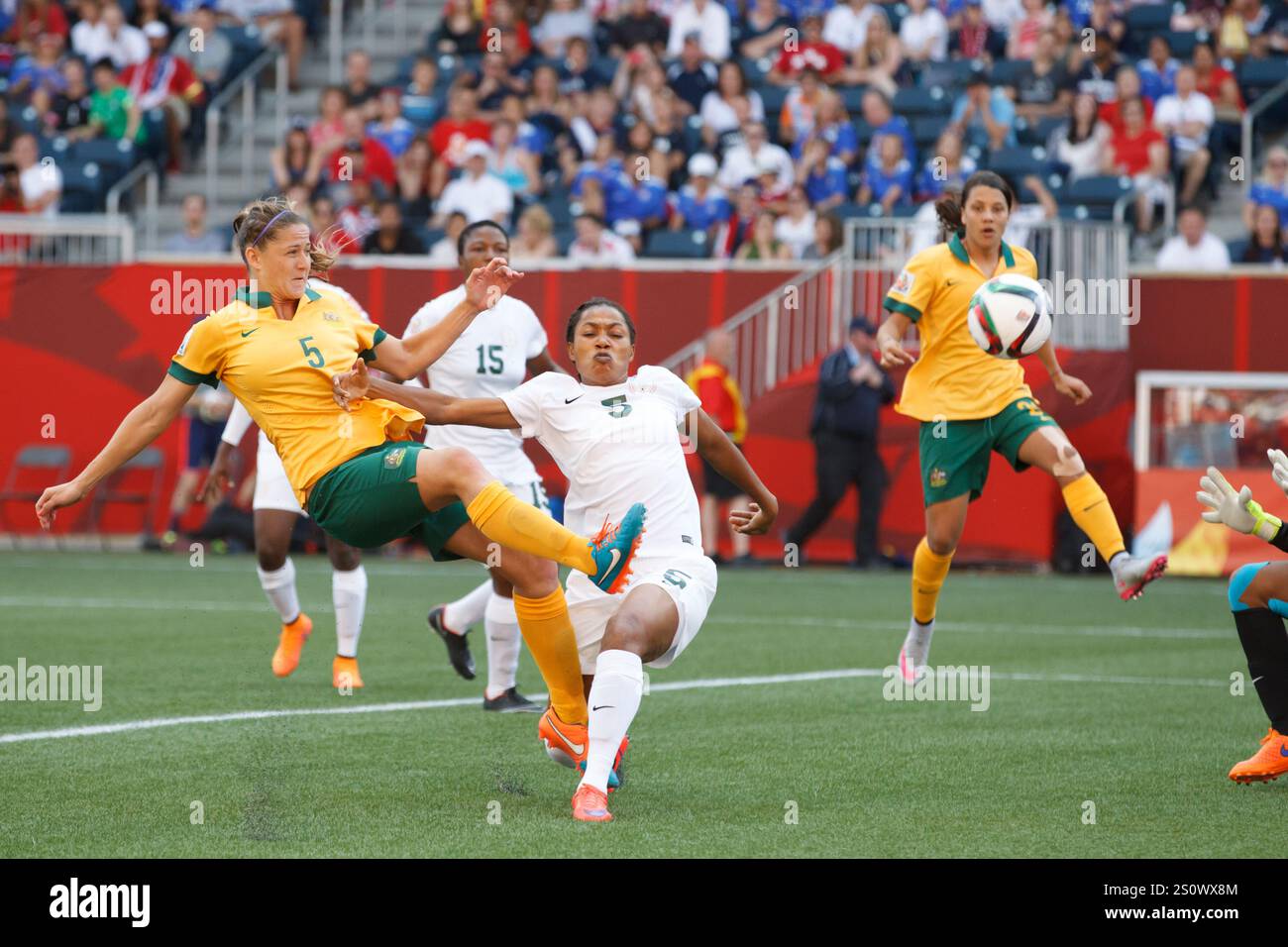 WINNIPEG, KANADA - 12. JUNI: Laura Alleway (L) spielt im Winnipeg Stadium in Winnipeg, Kanada, gegen Onome EBI aus Nigeria (R) während eines Spiels der FIFA Frauen-Weltmeisterschaft Gruppe D am 12. Juni 2015 im Winnipeg Stadium. Nur redaktionelle Verwendung. Kommerzielle Nutzung verboten. (Foto: Jonathan Paul Larsen / Diadem Images) Stockfoto