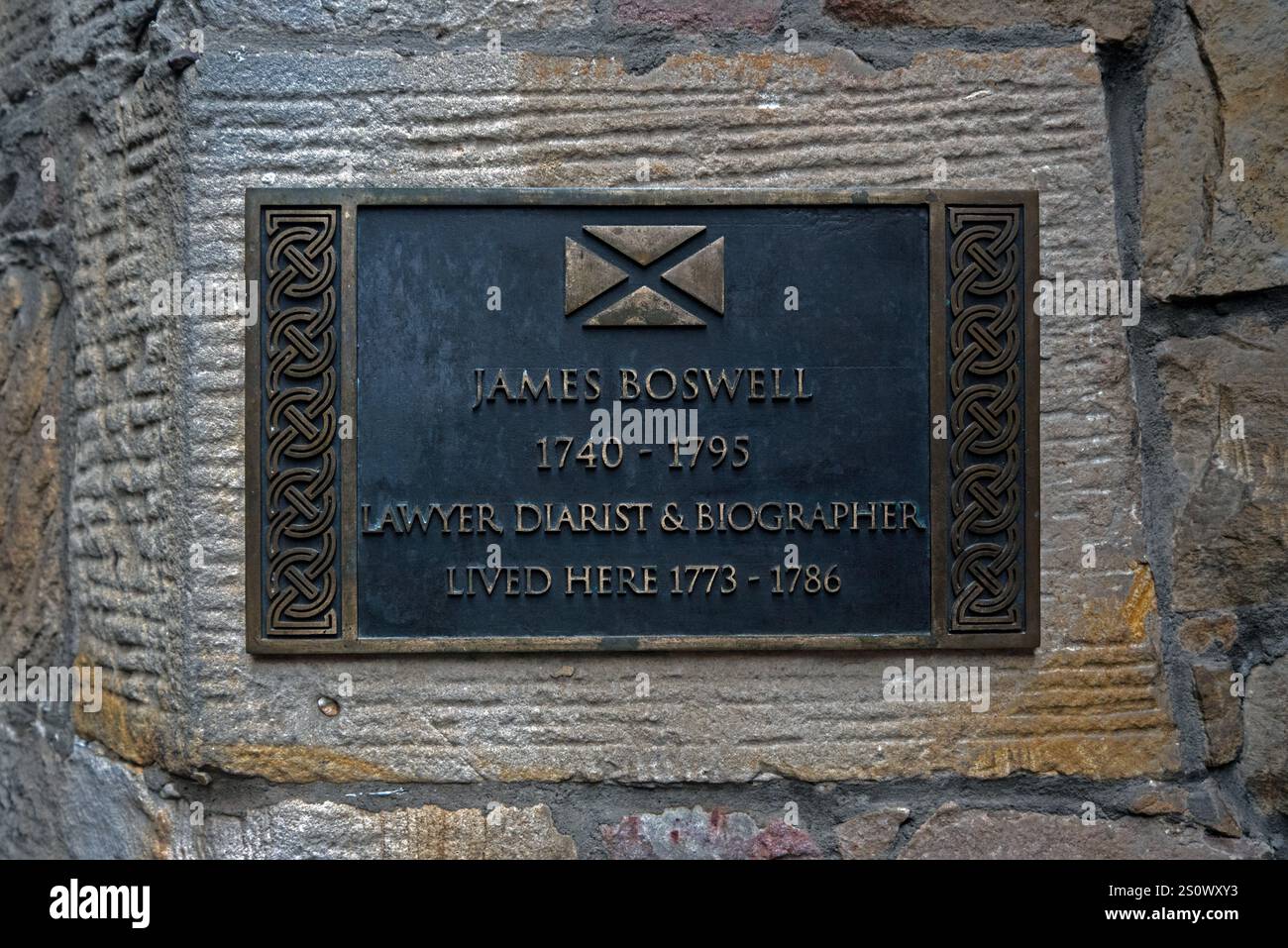 Tafel mit der Inschrift: James Boswell, 1740–1795, Anwalt, Diarist & Biograph, lebte hier 1773–1786. In James' Court in Edinburghs Altstadt. Stockfoto