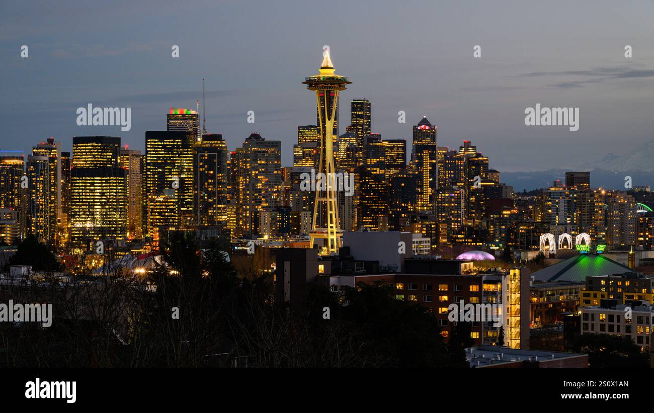 Seattle, WA, USA - 16. Dezember 2024; Gebäudebeleuchtung im Winter leuchtet am frühen Abend auf der Skyline von Seattle Stockfoto