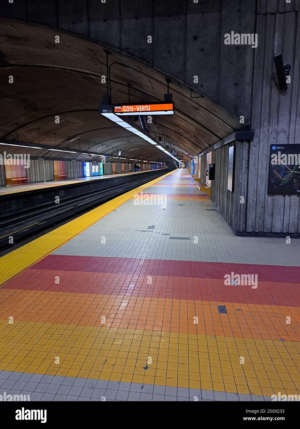 Bahnsteig der Metro-Station Villa Maria in Montreal, Quebec, Kanada Stockfoto