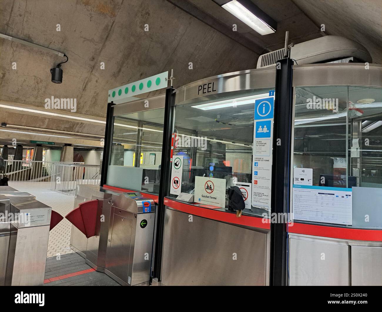 Ticketkiosk in der U-Bahn-Station Peel in Montreal, Quebec, Kanada Stockfoto