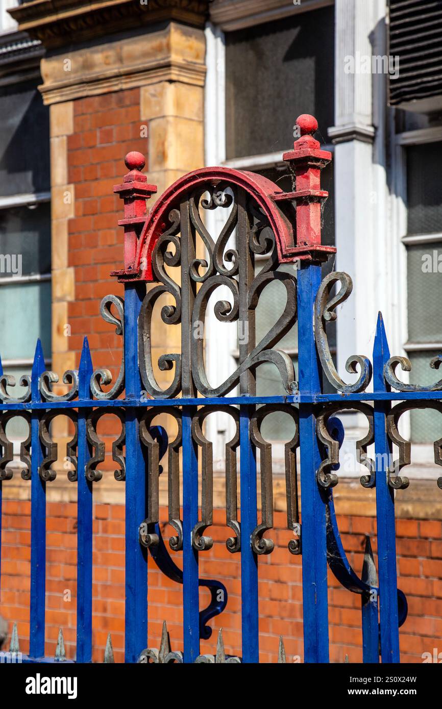 Das Logo der Great Central Railway wurde von Henry William Braddock, London, England, in den Zaun um den Bahnhof Marylebone integriert Stockfoto