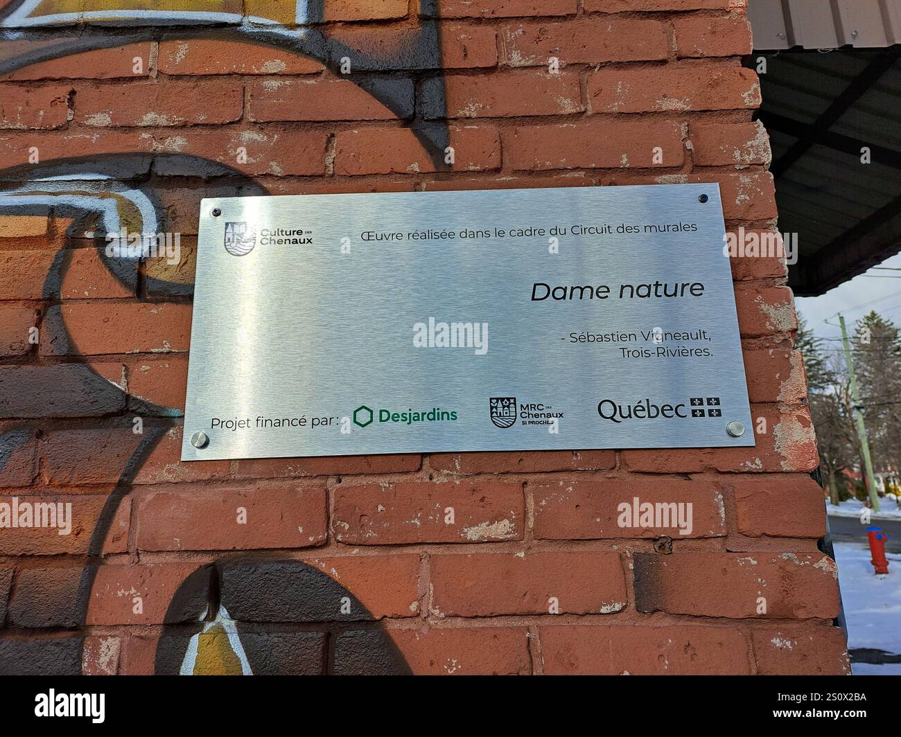 Informationsschild für das Wandbild von Mutter Natur in der Feuerhalle in Sainte-Anne-de-la-Pérade, Quebec, Kanada Stockfoto