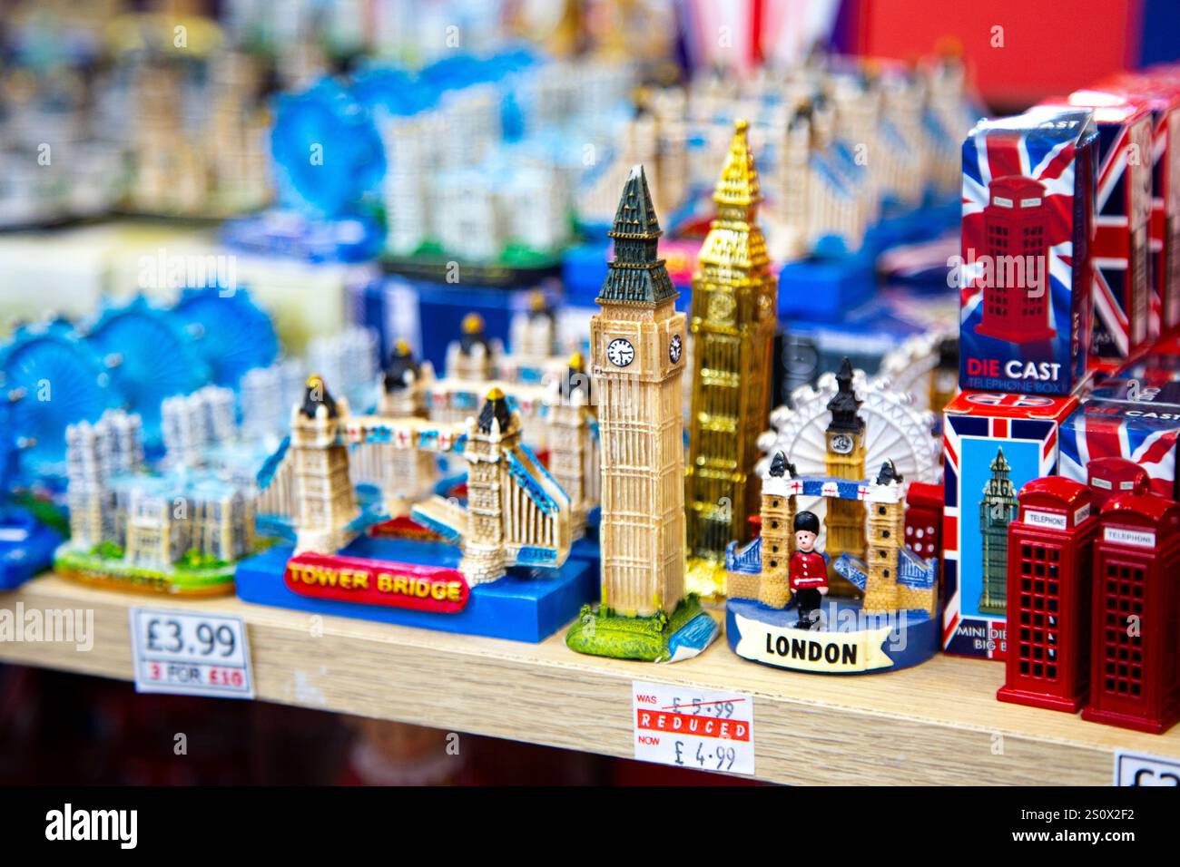 Londoner Souvenirfiguren in einem Souvenirladen in Greenwich, London Stockfoto