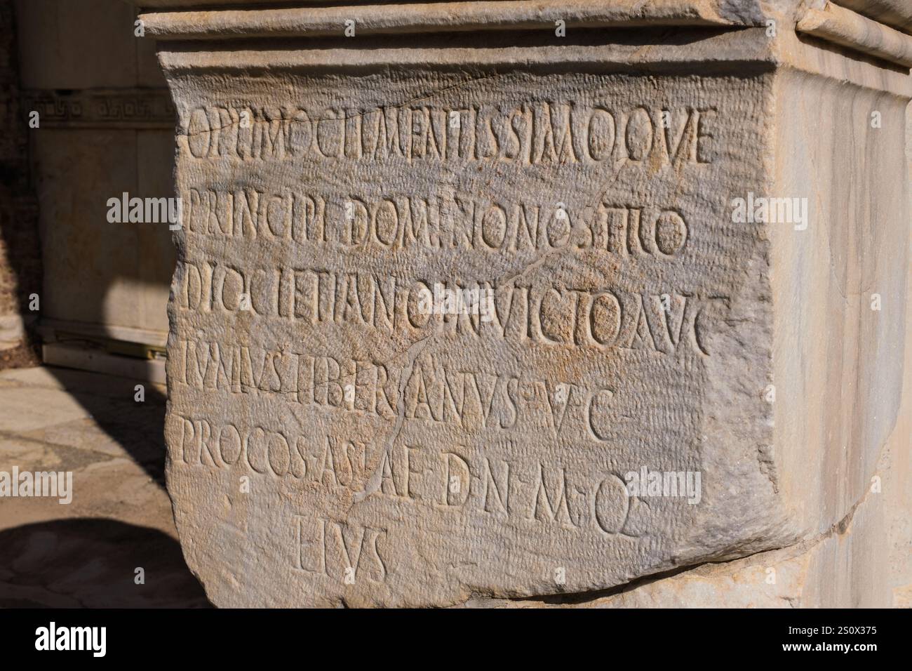 Ephesus, Türkei, Turkiye. Tempel von Hadrian. Lateinische Inschrift auf dem Sockel am Triumpheingang. Stockfoto