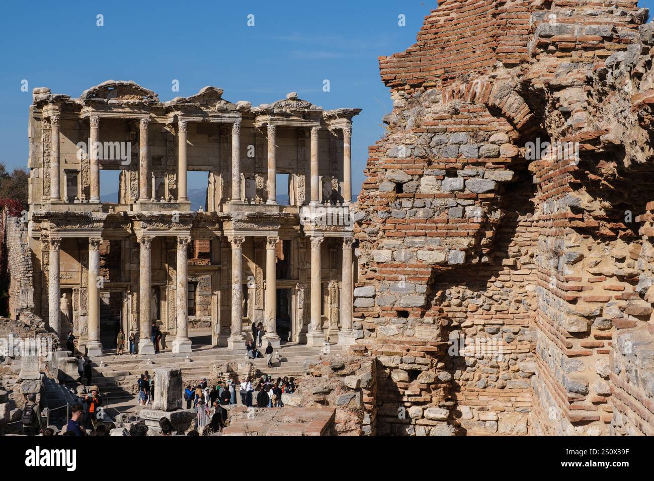 Türkei, Turkiye. Römische Ruinen in Ephesus, Blick auf die Celsus-Bibliothek Stockfoto