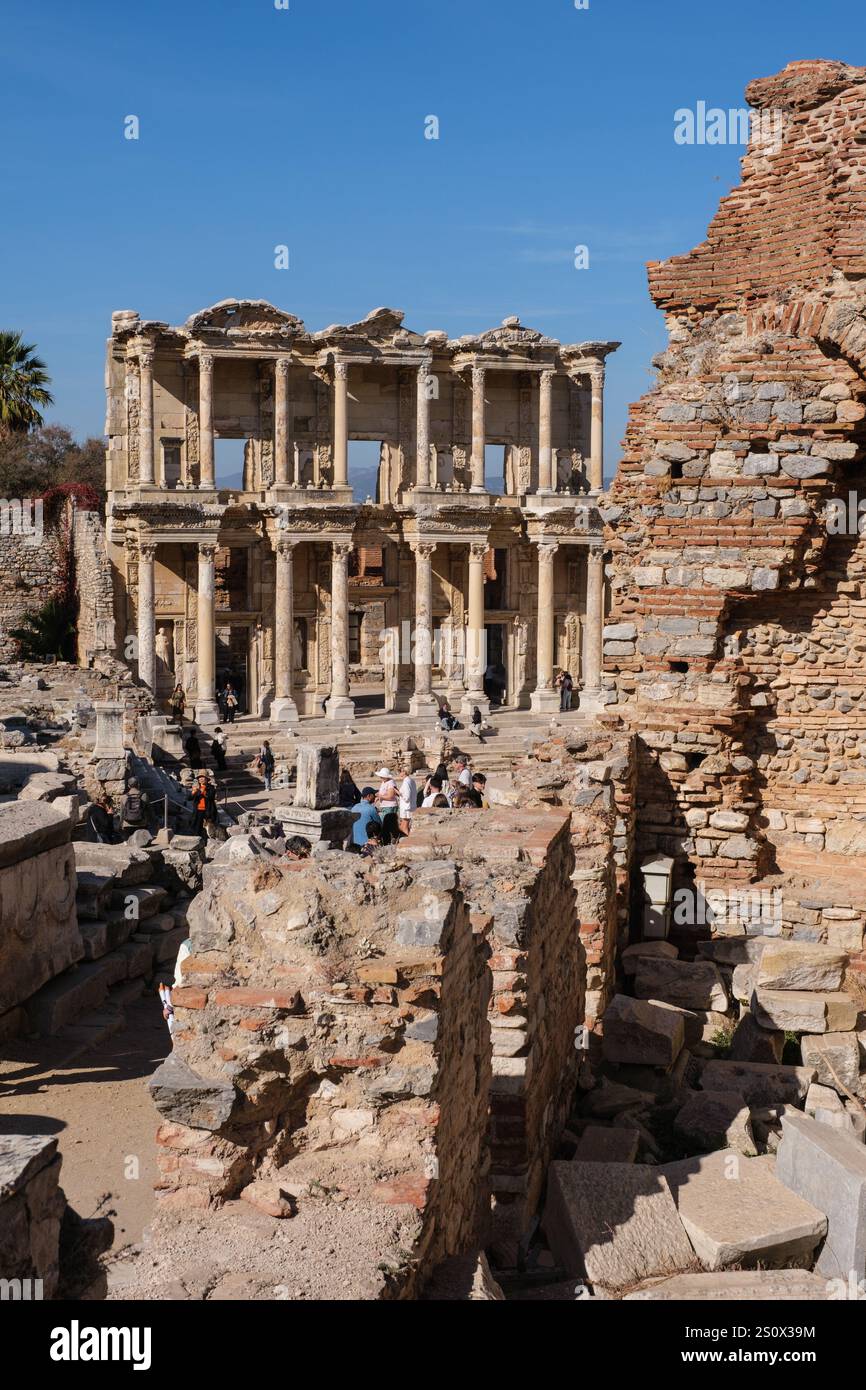 Türkei, Turkiye. Römische Ruinen in Ephesus, Blick auf die Celsus-Bibliothek Stockfoto