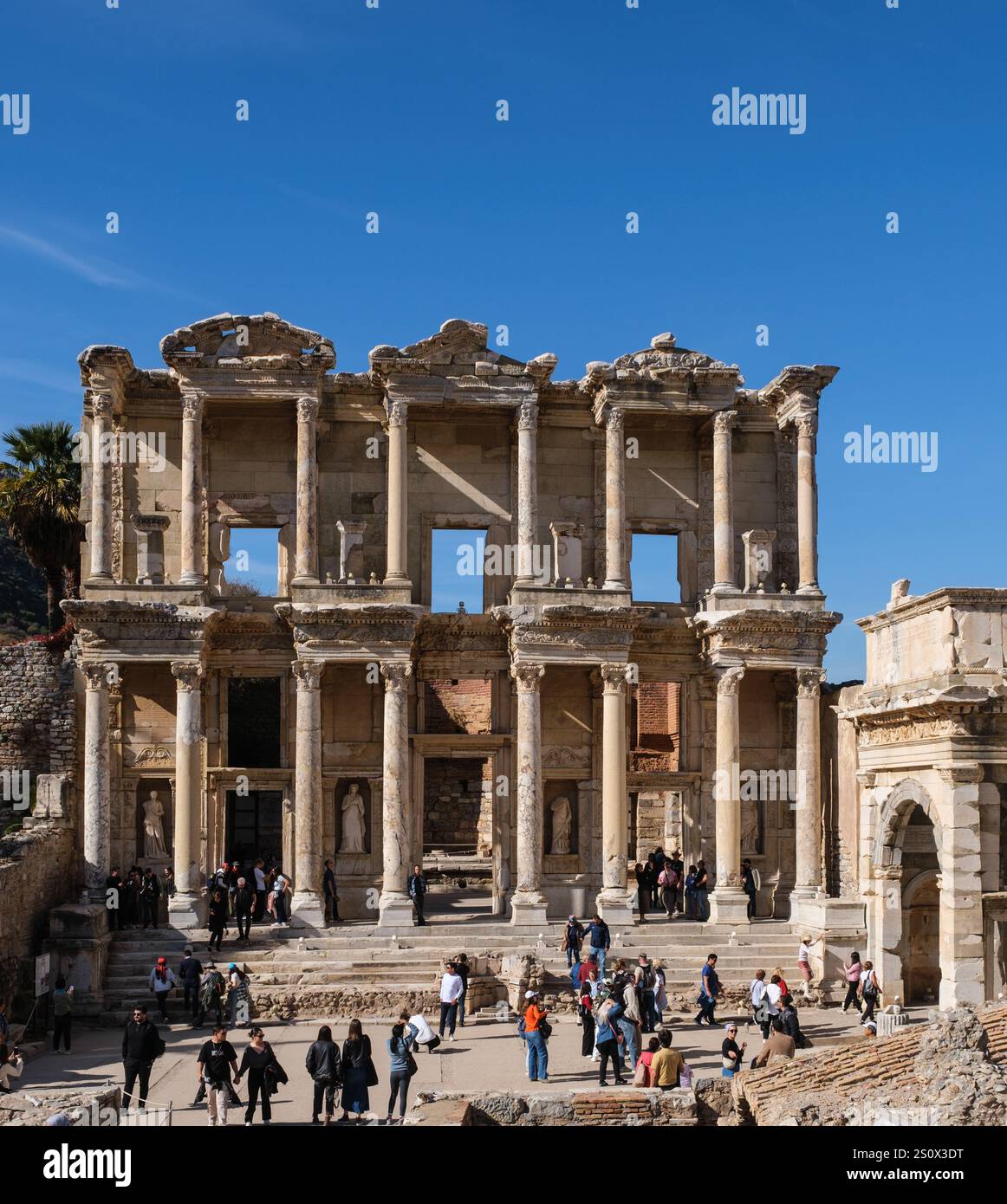 Türkei, Turkiye. Römische Ruinen in Ephesus, Blick auf die Celsus-Bibliothek. Stockfoto