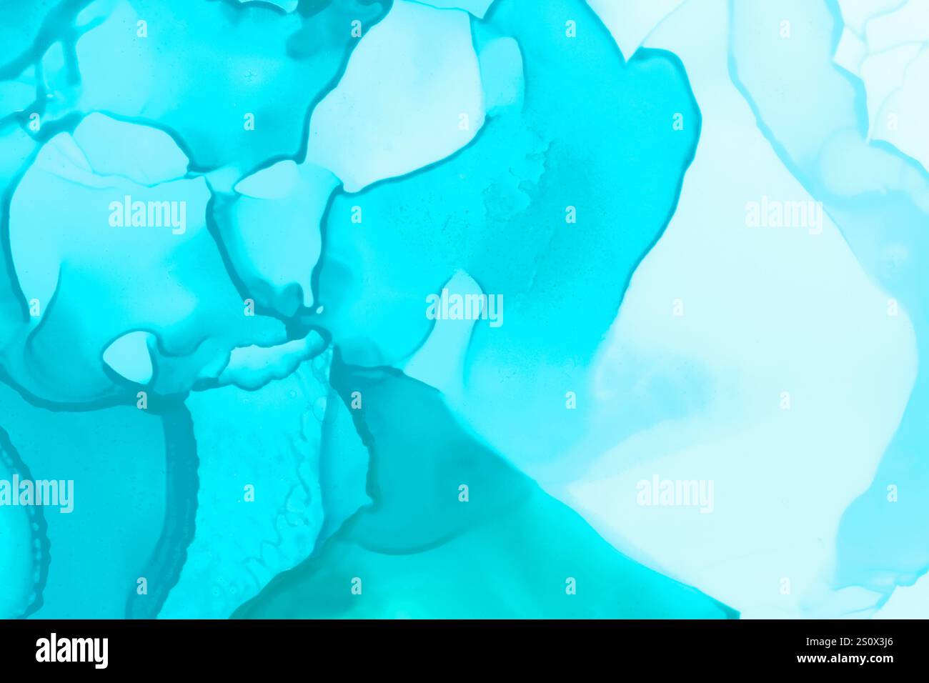 Makronaht von türkisfarbenen Alkoholtuschschschichten und -Spritzern, abstrakter Hintergrund. Flüssige Tinte, heller, strukturierter Hintergrund im Vollformat. Lebendige Farben. Stockfoto
