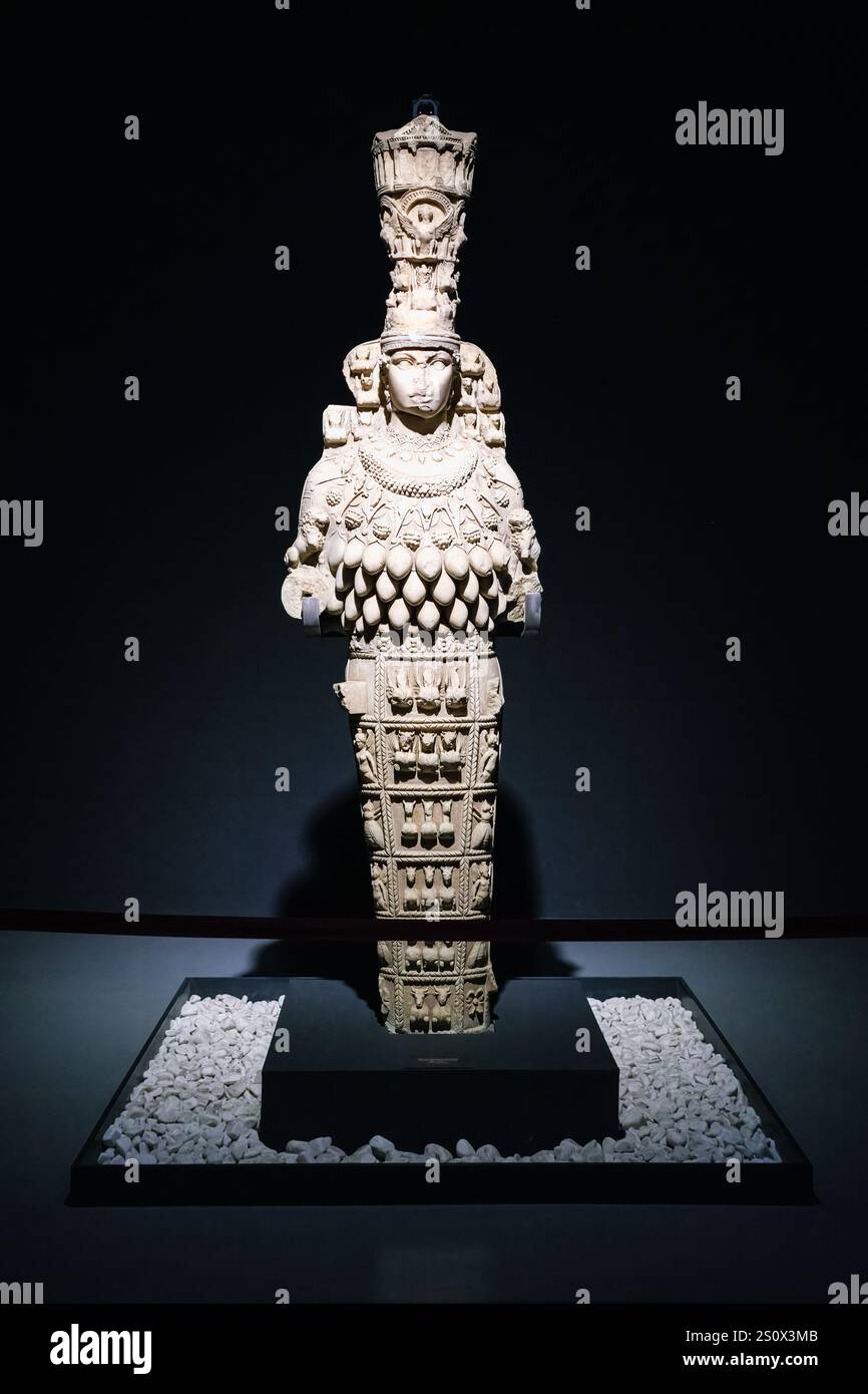 Selcuk, Türkei, Turkiye. Statue der Großen Artemis, griechische Göttin, 1. Jahrhundert n. Chr., Museum von Ephesus. Stockfoto