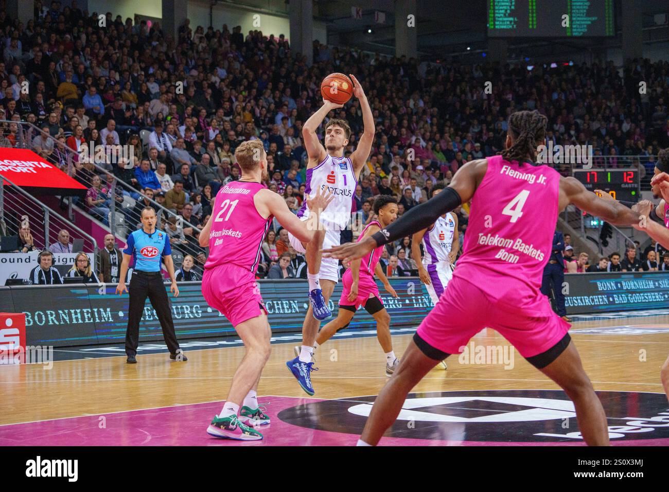 29.12.2024 BBL, deutsche Basketball-Bundesliga-Saison 2024/25, 14. Bild: Zachary Ensminger (1, Göttingen) Phlandrous Fleming Jr. (4, Bonn) Lars Thiemann (21, Bonn) Stockfoto