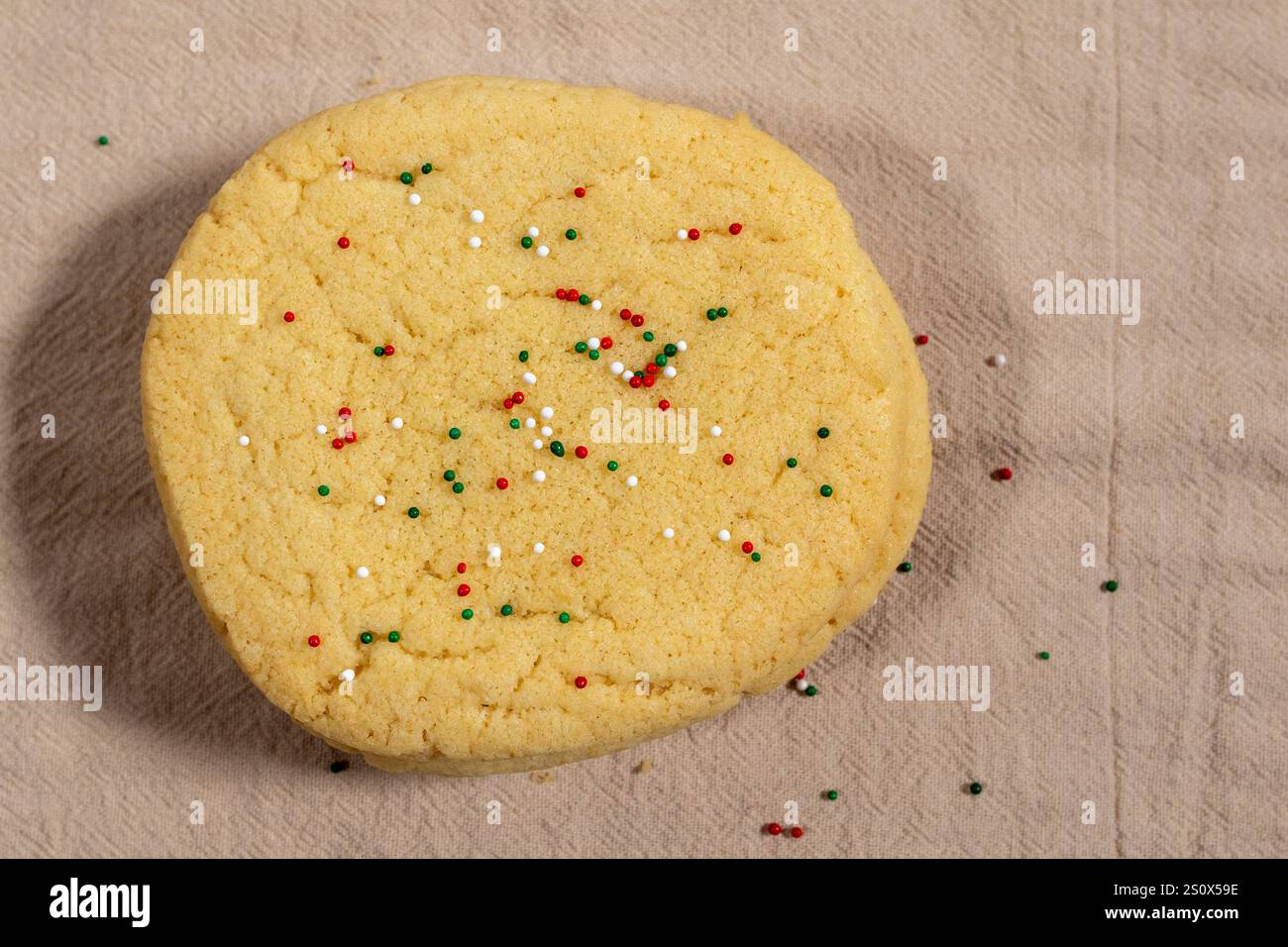 Sugar Cookie mit rot-weißen und grünen Streuseln flach gelegt Stockfoto