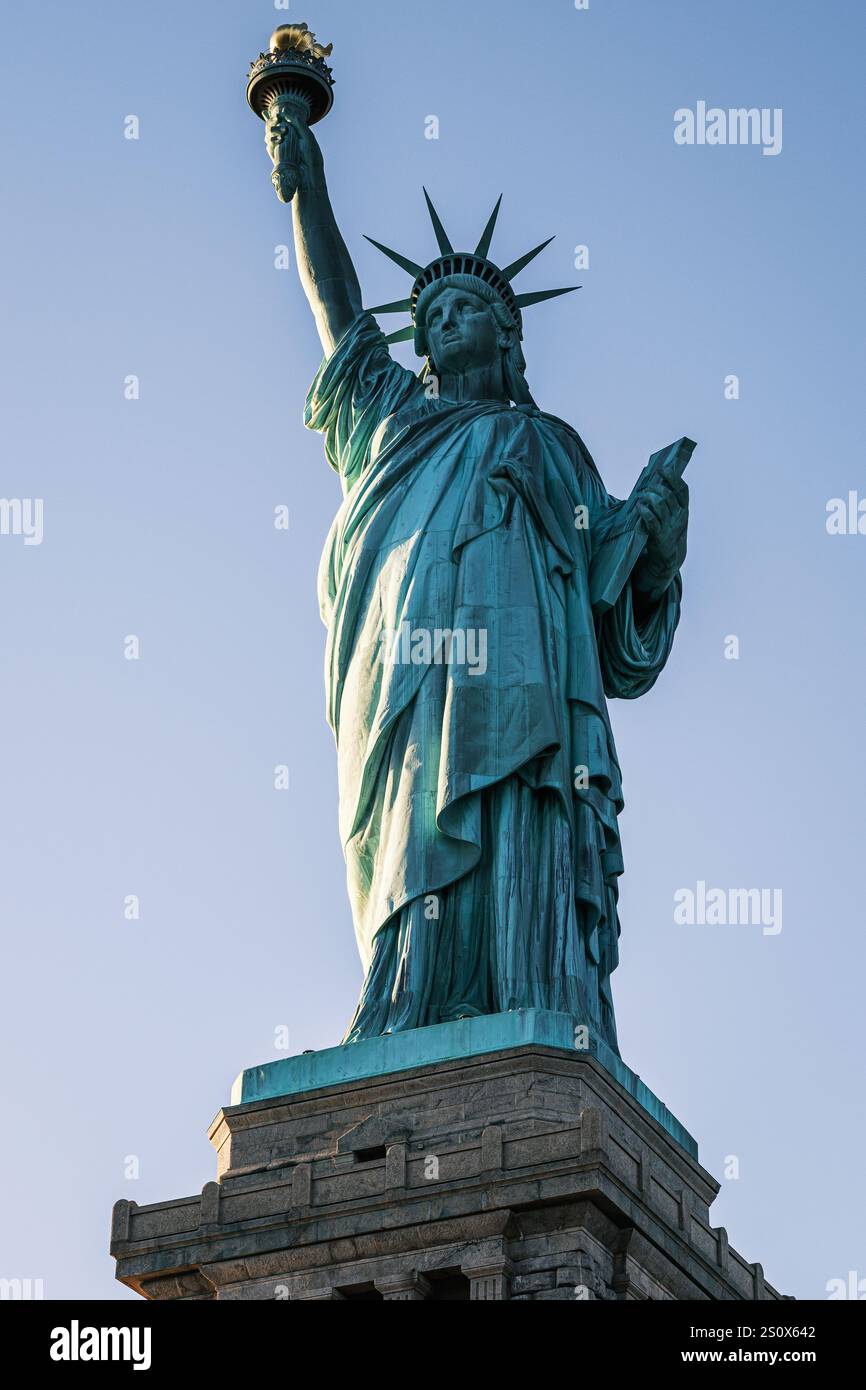 Freiheitsstatue aus nächster Nähe am Fuße von Liberty Island, New York City Stockfoto