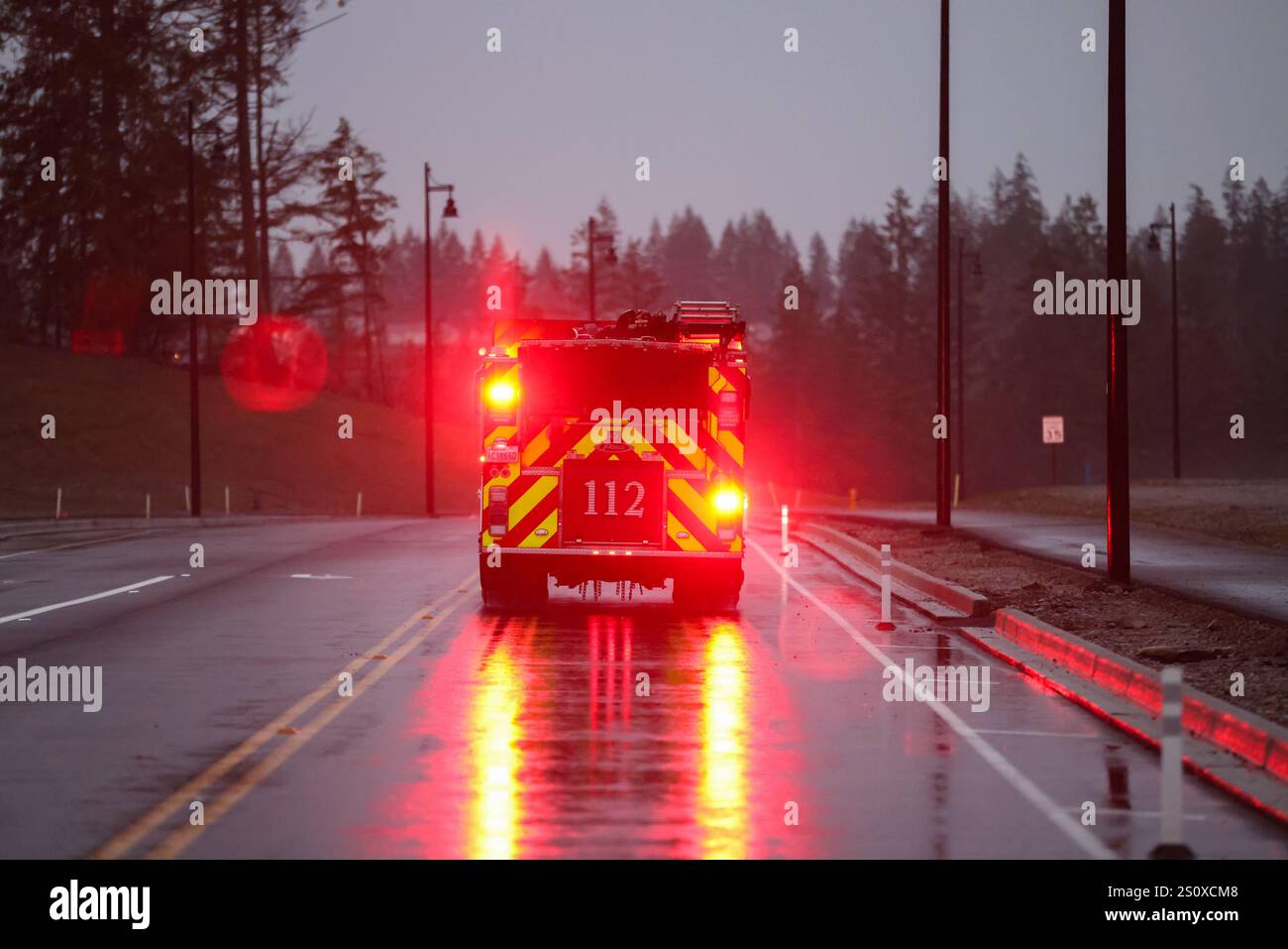 Ein Feuerwehrauto fährt weg Stockfoto