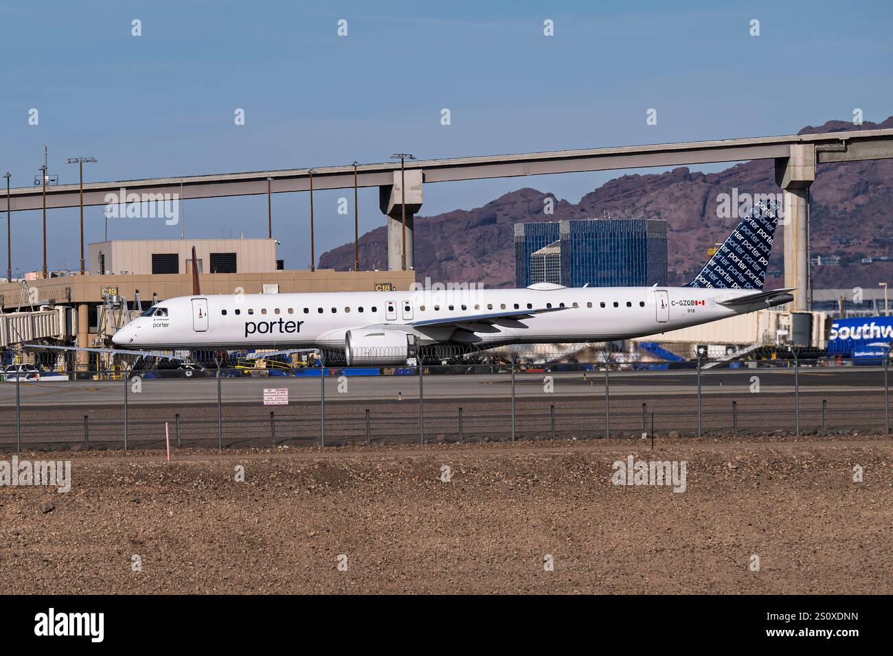 Internationaler Flughafen Sky Harbor 12-28-2024 Phoenix, AZ USA Porter Airlines Embraer ERJ-195E2 C-GZQB, Abfahrt auf 25R am Flughafen Sky Harbor International Stockfoto