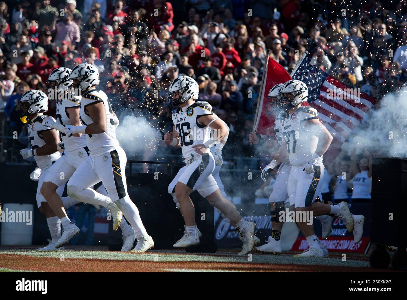 Das U.S. Naval Academy Midshipmen Football Team sprintet 2024 während des Lockheed Martin Armed Forces Bowl in Fort Worth, Texas, am 27. Dezember 2024 auf das Feld. Während des Spiels besiegten die Midshipmen der U.S. Naval Academy die University of Oklahoma Sooners mit 21:20. (Foto der U.S. Air Force von Staff Sgt. Thomas Johns) Stockfoto