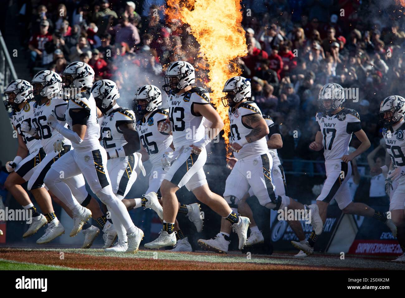 Das U.S. Naval Academy Midshipmen Football Team sprintet 2024 während des Lockheed Martin Armed Forces Bowl in Fort Worth, Texas, am 27. Dezember 2024 auf das Feld. Während des Spiels besiegten die Midshipmen der U.S. Naval Academy die University of Oklahoma Sooners mit 21:20. (Foto der U.S. Air Force von Staff Sgt. Thomas Johns) Stockfoto