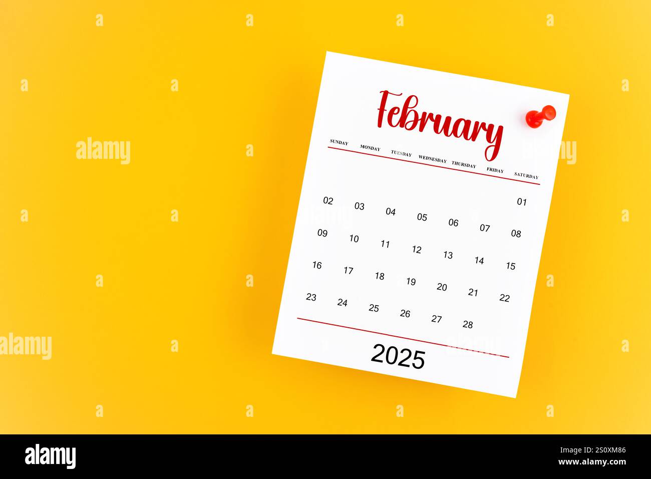 Kalenderseite Februar 2025 mit rotem Stecknadel auf gelbem Hintergrund. Stockfoto