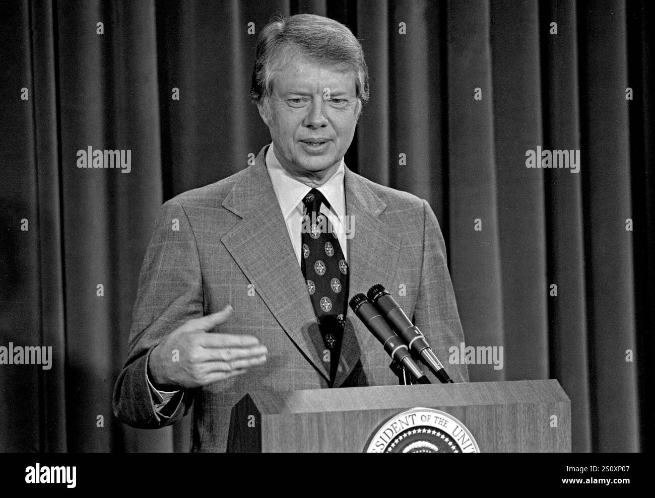 US-Präsident Jimmy Carter veranstaltet am 8. Februar 1977 die erste landesweit im Fernsehen ausgestrahlte Pressekonferenz seiner Regierung im Old Executive Office Building auf dem Campus des Weißen Hauses in Washington, DC. Kredit: Benjamin E. 'Gene' Forte/CNP Stockfoto