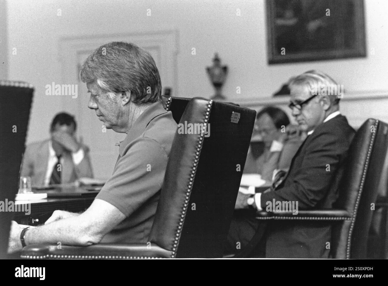 Auf diesem Foto, das vom Weißen Haus veröffentlicht wurde, gehen US-Präsident Jimmy Carter, links, und sein oberster Energieberater, Dr. James R. Schlesinger, rechts, in letzter Minute Details der Rede des Präsidenten im Weißen Haus in Washington, DC am Dienstag, den 19. April 1977, durch. Die Rede wird vor einer gemeinsamen Sitzung des US-Kongresses am Mittwoch, den 20. April 1977 gehalten. Kredit: Weißes Haus über CNP Stockfoto