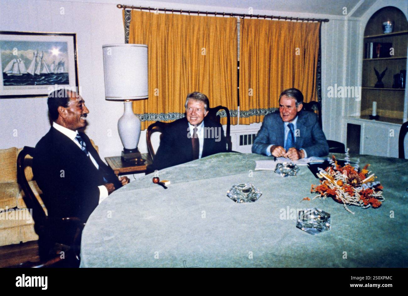 Präsident Anwar al-Sadat von Ägypten, links, trifft US-Präsident Jimmy Carter, Center, und US-Außenminister Cyrus Vance, rechts, in Camp David, dem US-Präsidenten-Rückzug in der Nähe von Thurmont, Maryland, zu einem Treffen während des Gipfels, um einen friedensvertrag zwischen Ägypten und Israel zu erörtern. Kredit: Weißes Haus über CNP Stockfoto