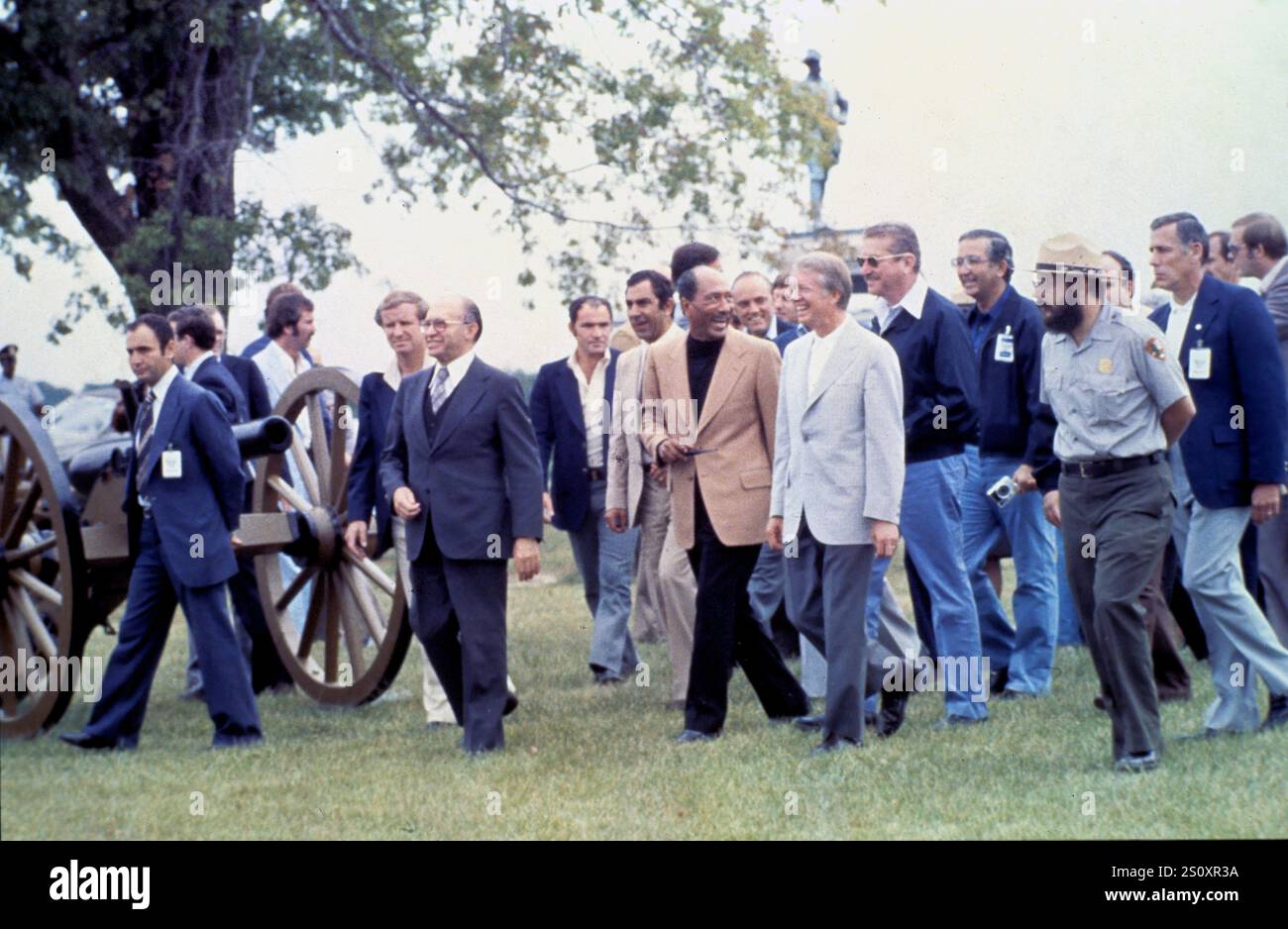 US-Präsident Jimmy Carter, rechts, Präsident Anwar al-Sadat von Ägypten, Mitte, und Premierminister Menachem Begin von Israel, links, bereisen das Schlachtfeld des US-Bürgerkriegs in Gettysburg, Pennsylvania, begleitet von Mitgliedern ihrer jeweiligen Delegationen während einer Pause auf dem Camp David Summit am 10. September 1978. Boutros Boutros-Ghali starb am 16. Februar 2016 im Alter von 93 Jahren. Quelle: Benjamin E. „Gene“ Forte – CNP Stockfoto