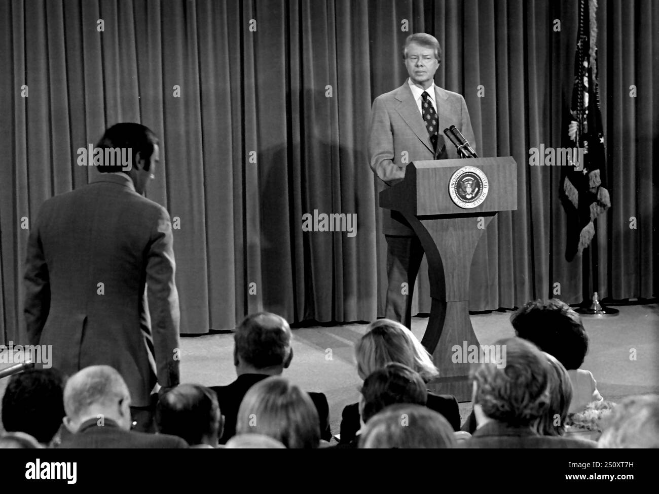 US-Präsident Jimmy Carter veranstaltet am 8. Februar 1977 die erste landesweit im Fernsehen übertragene Pressekonferenz seiner Regierung im Old Executive Office Building auf dem Campus des Weißen Hauses in Washington, DC. Credit: Benjamin E. 'Gene' Forte/CNP/SIPA USA Credit: SIPA USA/Alamy Live News Stockfoto