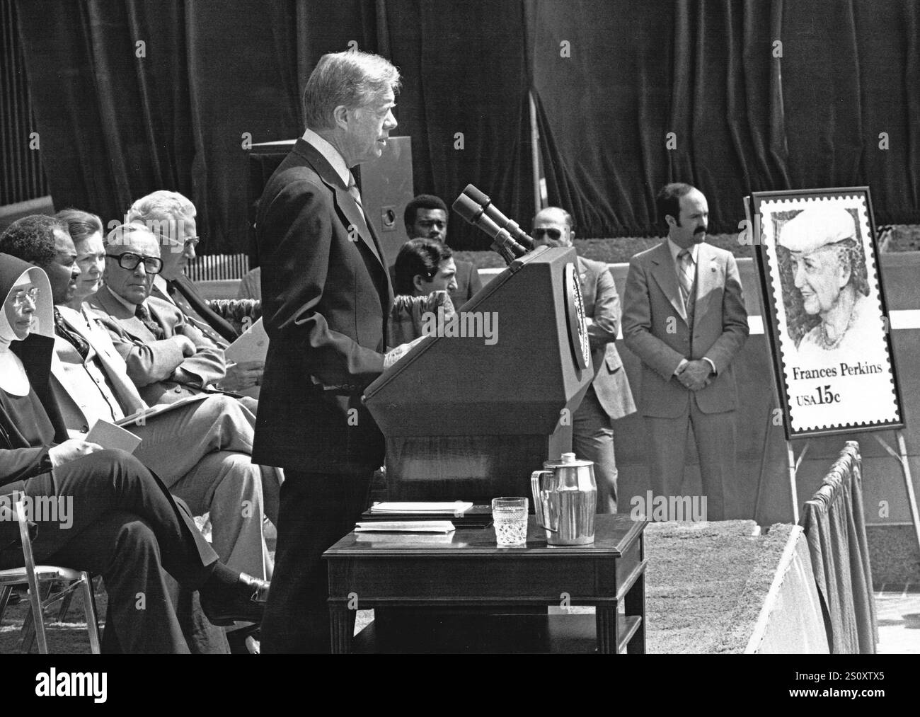 US-Präsident Jimmy Carter spricht bei der Einweihung des neuen Frances Perkins Labor Building in Washington, DC am Donnerstag, den 10. April 1980. Frau Perkins war die erste weibliche Kabinettsmitglied in der Geschichte der USA, als US-Präsident Franklin Delano Roosevelt sie zur US-Arbeitsministerin ernannte. Ganz rechts ist das Poster einer neuen 15-Cent-Marke abgebildet, die Ms. Perkins' Gleichnis tragen wird. Kredit: Benjamin E. 'Gene' Forte/CNP/SIPA USA Kredit: SIPA USA/Alamy Live News Stockfoto