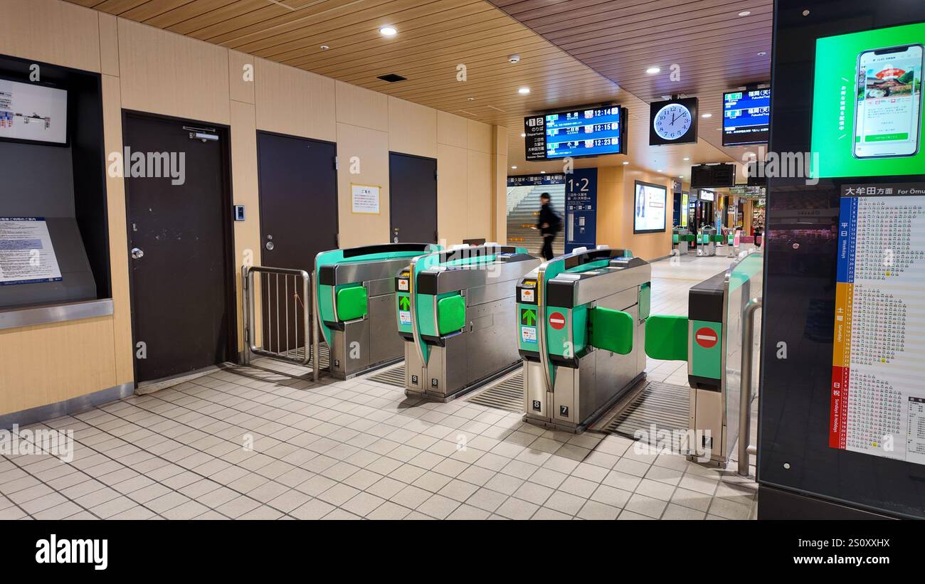 Abendszene am Bahnhof Tenjin, Chuo Ward, Fukuoka City, Präfektur Fukuoka, 18. Dezember, 2024. Stockfoto