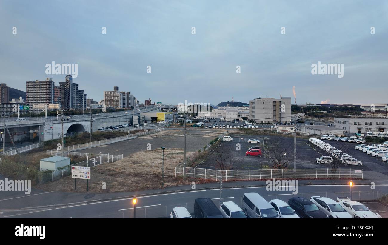 Vormittagsszene rund um den Bahnhof Yawata, Stadt Kitakyushu, Präfektur Fukuoka, 19. Dezember 2024. Stockfoto