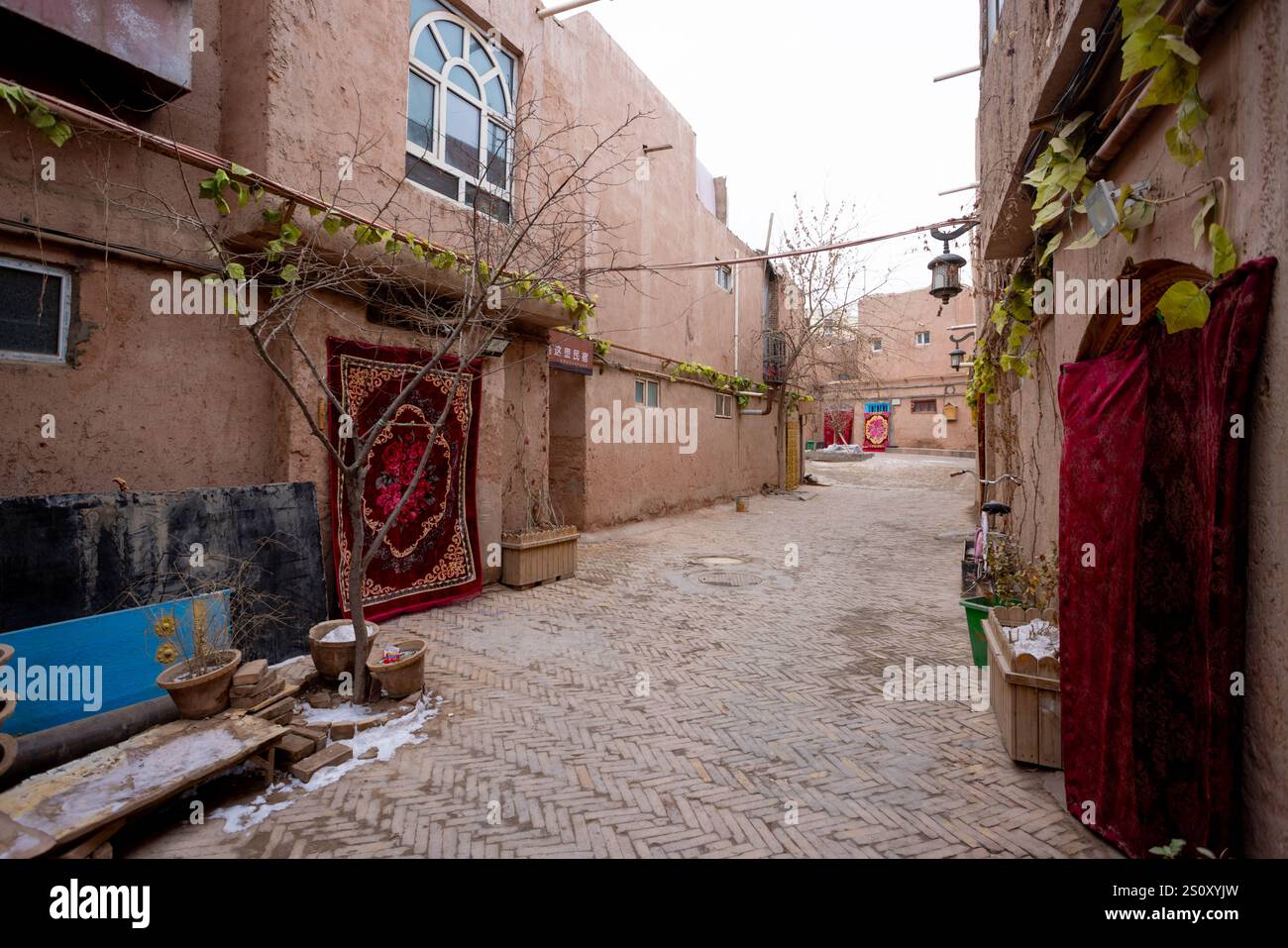 Kashgar, Xinjiang, China. Dezember 2024. Der alte Markt in Kashgar, Xinjiang, ist ein pulsierendes Zentrum von kultureller und historischer Bedeutung. Der Markt ist bekannt für sein traditionelles Kunsthandwerk, Gewürze und Textilien und bietet einen Einblick in das reiche Erbe der Uiguren und die vielfältigen Einflüsse der Seidenstraße. L'ancien marché de Kashgar, dans le Xinjiang, EST un Centre vivant de Culture et d'histoire. Réputé pour ses artisanats traditionnels, ses épices et ses textiles, ce marché offre un apercu du riche patrimoine du peuple ouÃ¯ghour et des Inputs variées de la Route de la Soie. ( Stockfoto