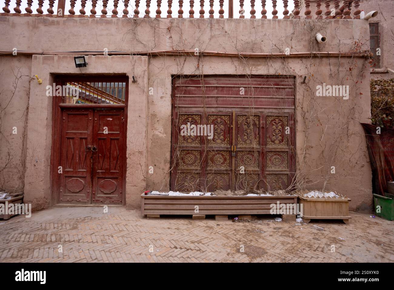 Kashgar, Xinjiang, China. Dezember 2024. Der alte Markt in Kashgar, Xinjiang, ist ein pulsierendes Zentrum von kultureller und historischer Bedeutung. Der Markt ist bekannt für sein traditionelles Kunsthandwerk, Gewürze und Textilien und bietet einen Einblick in das reiche Erbe der Uiguren und die vielfältigen Einflüsse der Seidenstraße. L'ancien marché de Kashgar, dans le Xinjiang, EST un Centre vivant de Culture et d'histoire. Réputé pour ses artisanats traditionnels, ses épices et ses textiles, ce marché offre un apercu du riche patrimoine du peuple ouÃ¯ghour et des Inputs variées de la Route de la Soie. ( Stockfoto