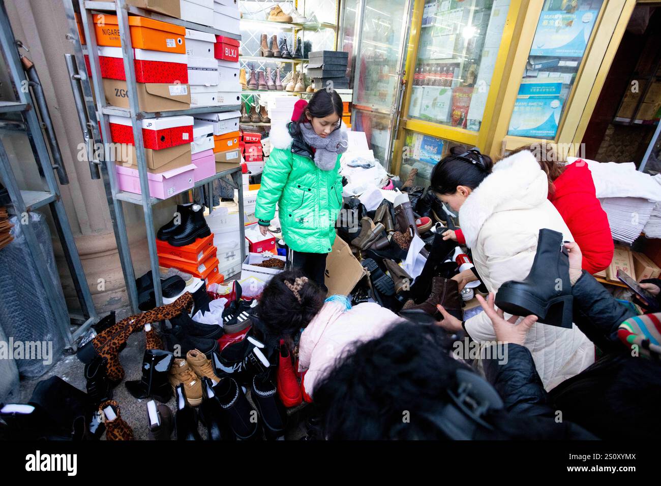 Kashgar, Xinjiang, China. Dezember 2024. Der alte Markt in Kashgar, Xinjiang, ist ein pulsierendes Zentrum von kultureller und historischer Bedeutung. Der Markt ist bekannt für sein traditionelles Kunsthandwerk, Gewürze und Textilien und bietet einen Einblick in das reiche Erbe der Uiguren und die vielfältigen Einflüsse der Seidenstraße. L'ancien marché de Kashgar, dans le Xinjiang, EST un Centre vivant de Culture et d'histoire. Réputé pour ses artisanats traditionnels, ses épices et ses textiles, ce marché offre un apercu du riche patrimoine du peuple ouÃ¯ghour et des Inputs variées de la Route de la Soie. ( Stockfoto