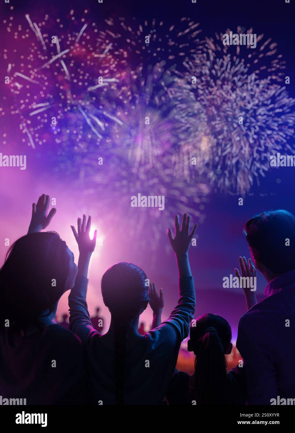 Glückliche, liebevolle Familie, die ein Feuerwerk ansieht. Stockfoto