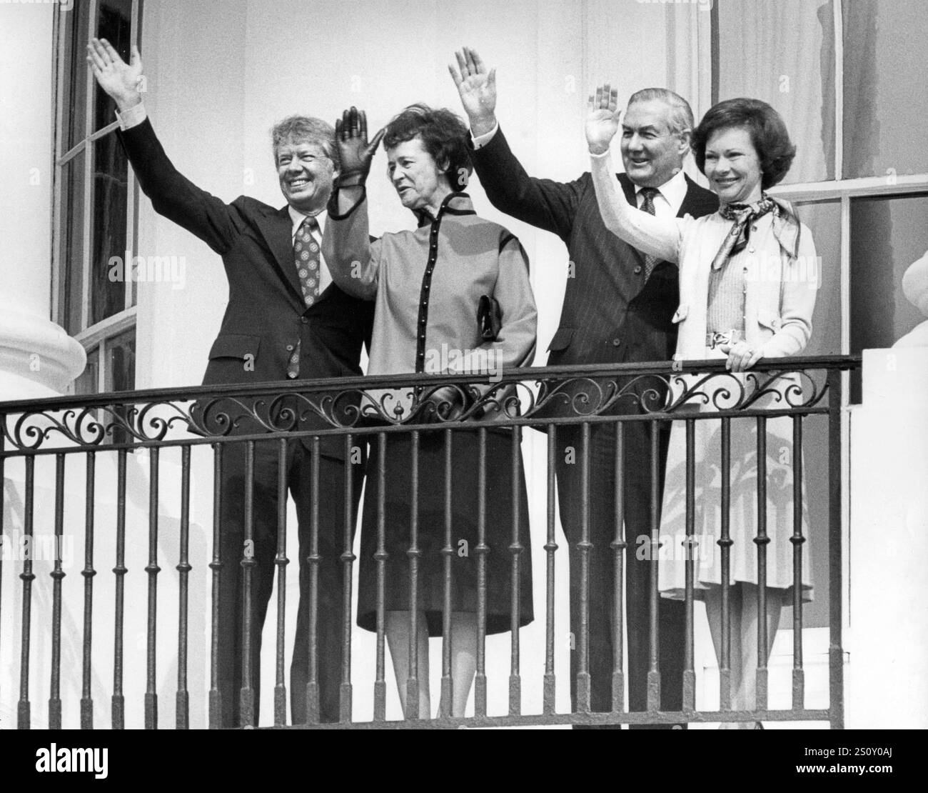 Von links nach rechts: US-Präsident Jimmy Carter, Mrs. James (Audrey) Callaghan, Premierminister James Callaghan vom Vereinigten Königreich von Grossbritian und Nordirland, und First Lady Rosalynn Carter winken am Ende der offiziellen Ankunftszeremonie auf dem Südrasen des Weißen Hauses in Washington, DC am 10. März 1977 Foto: Benjamin E. 'Gene' Forte/CNP/ABACAPRESS. COM Credit: Abaca Press/Alamy Live News Stockfoto