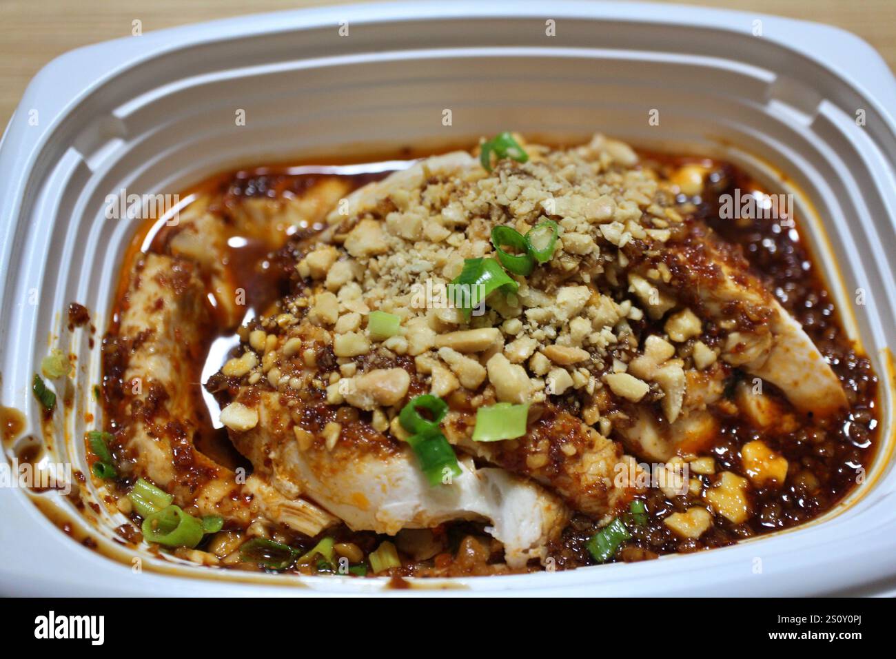 Lieferung von Speisen: Sabberndes Huhn (Sichuan-Essen) Stockfoto