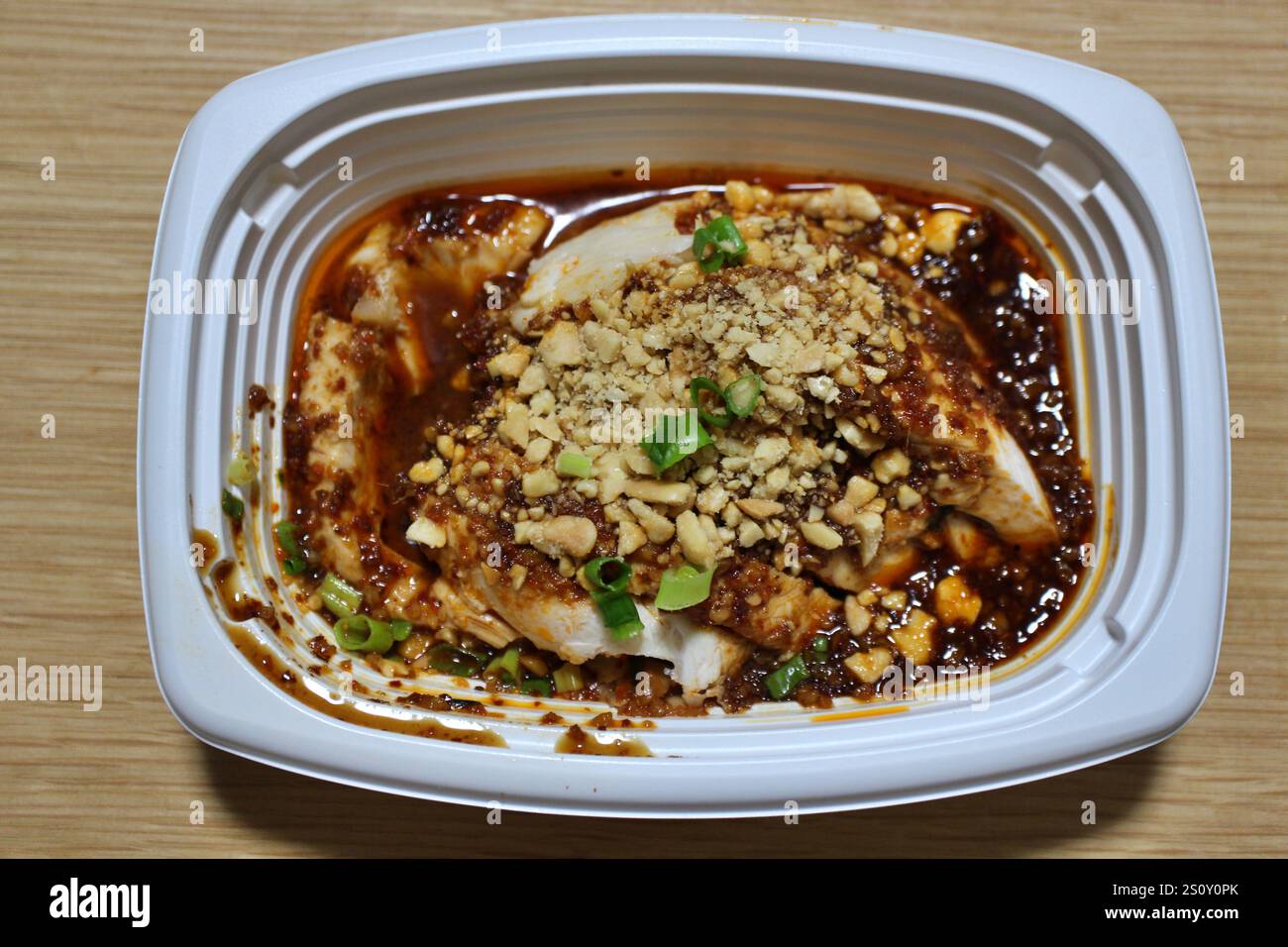 Lieferung von Speisen: Sabberndes Huhn (Sichuan-Essen) Stockfoto