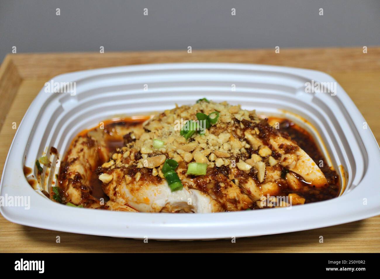 Lieferung von Speisen: Sabberndes Huhn (Sichuan-Essen) Stockfoto