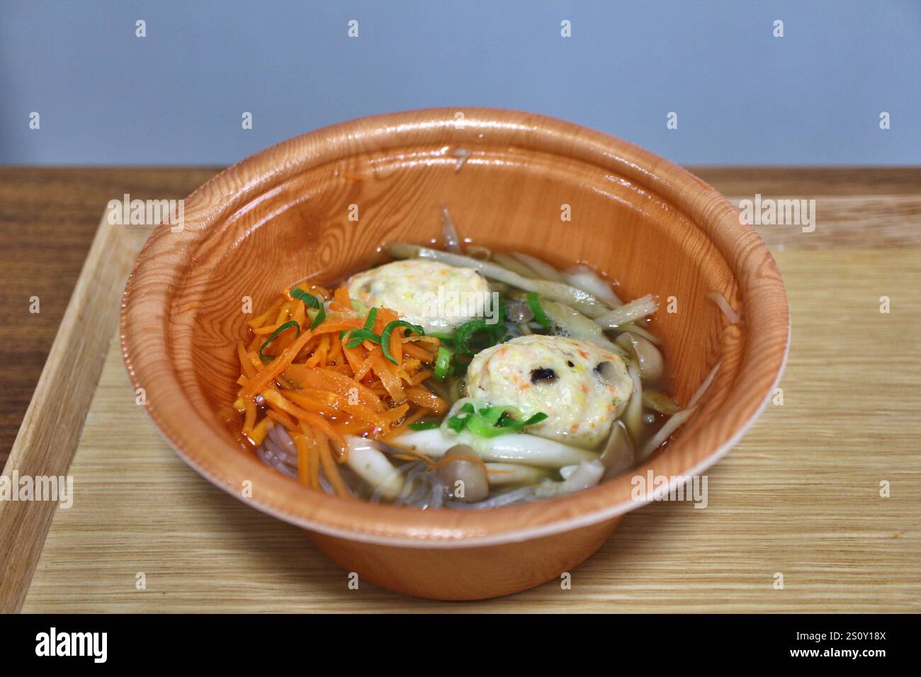 Chicken Fleischbällchen Cellophannudeln Suppe, die in einem Supermarkt in Tokio, Japan, gekauft wurde Stockfoto