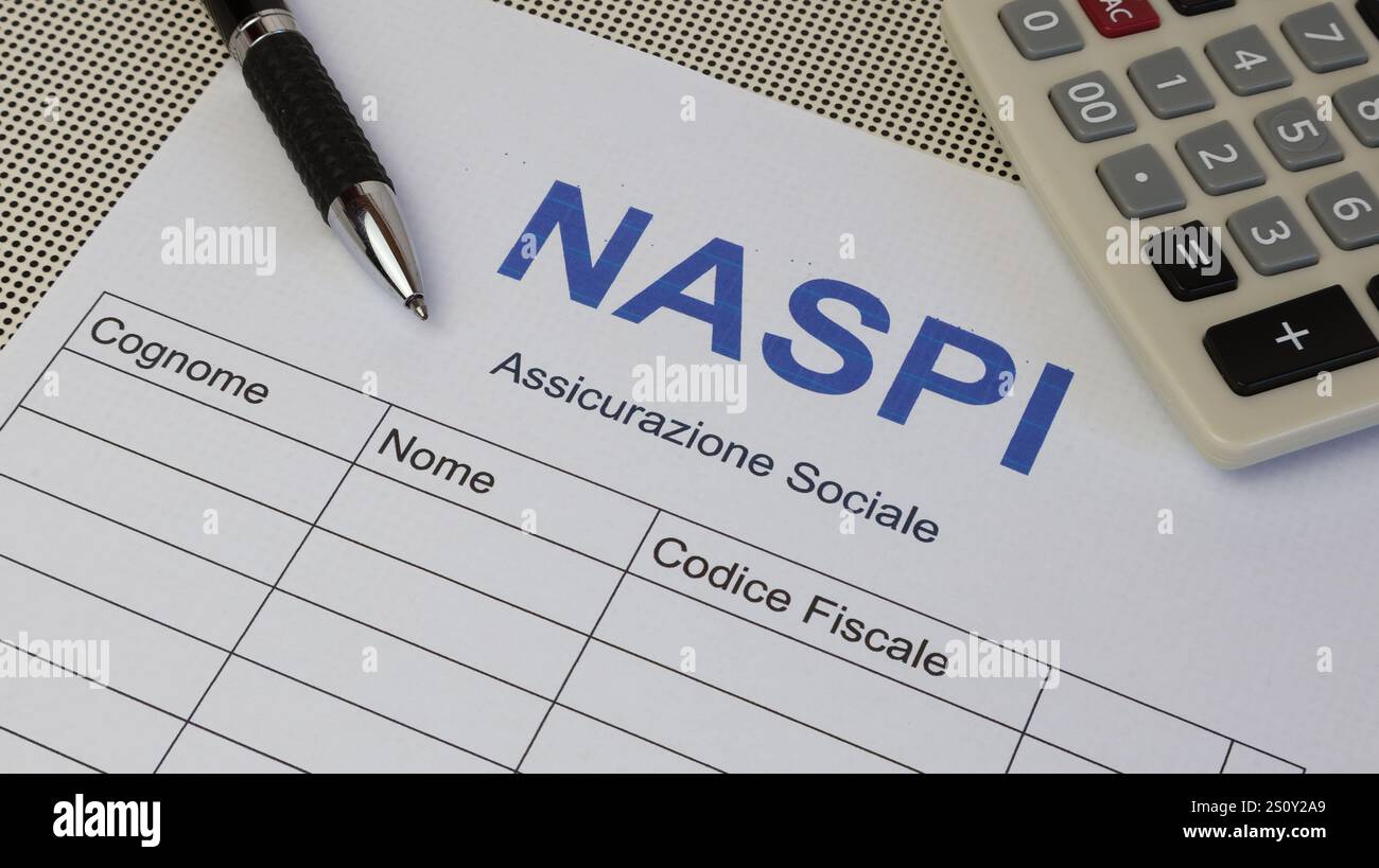 Sozialversicherung „NASPI“ Nahaufnahme des Fragebogens auf dem Schreibtisch mit einem Stift. Stockfoto Sozialversicherung „NASPI“ Nahaufnahme des Fragebogens auf dem Schreibtisch mit einem Stift. Stockfoto