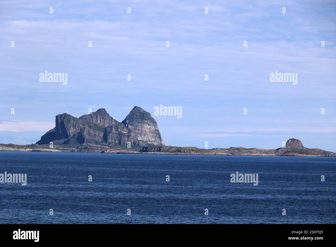 Blick auf die fantastischen Felsen der Insel Traena, Norwegen Stockfoto