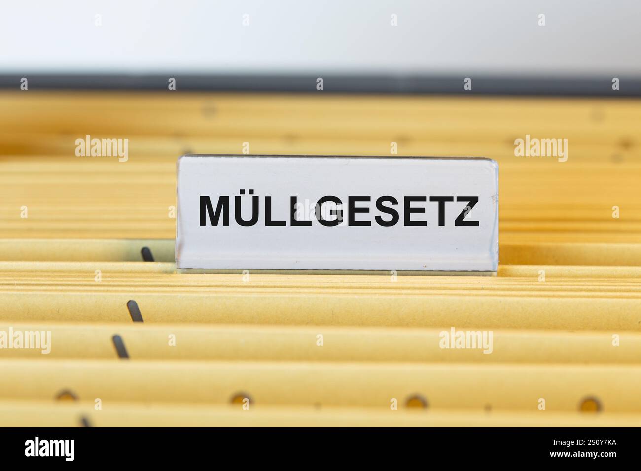 Signieren Sie mit der Aufschrift MÜLLGESETZ auf einem Suspensionsdateiordner (Symbolbild) Stockfoto